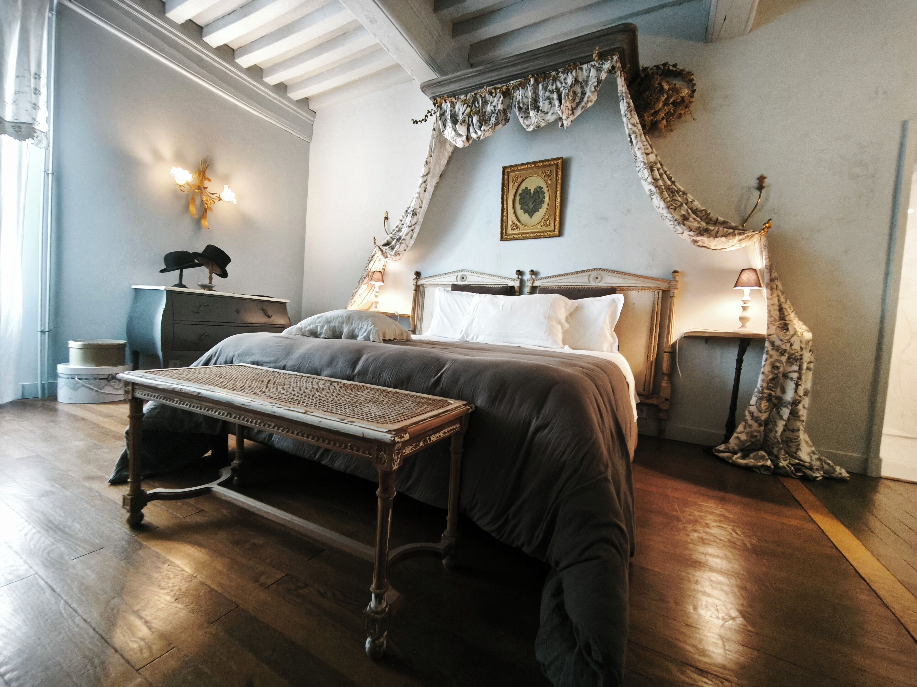 Cortinas blackout y tabla de planchar con plancha 