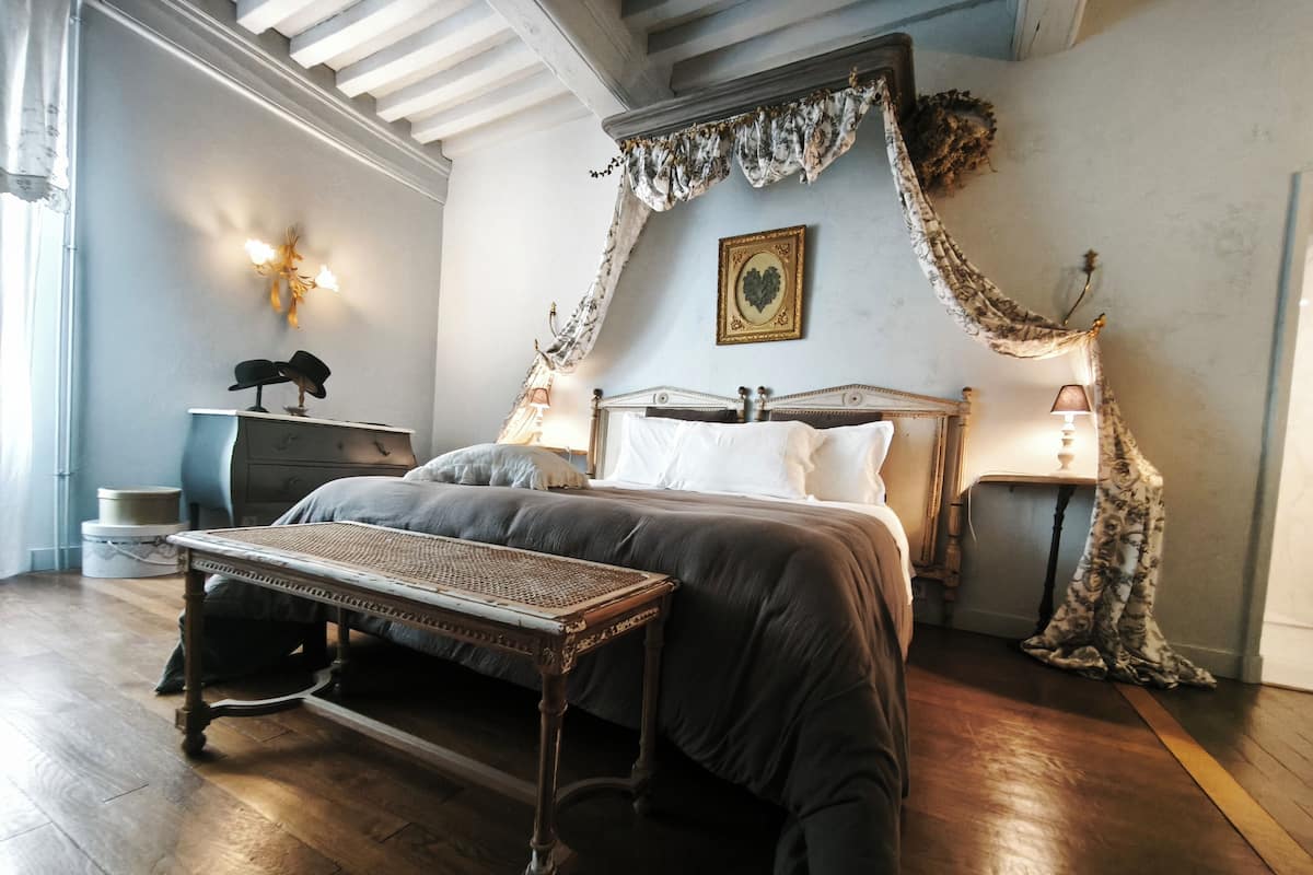 Cortinas blackout y tabla de planchar con plancha