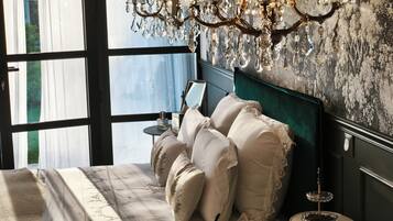 Tienda Deluxe, vistas al jardín | Cortinas opacas y tabla de planchar con plancha