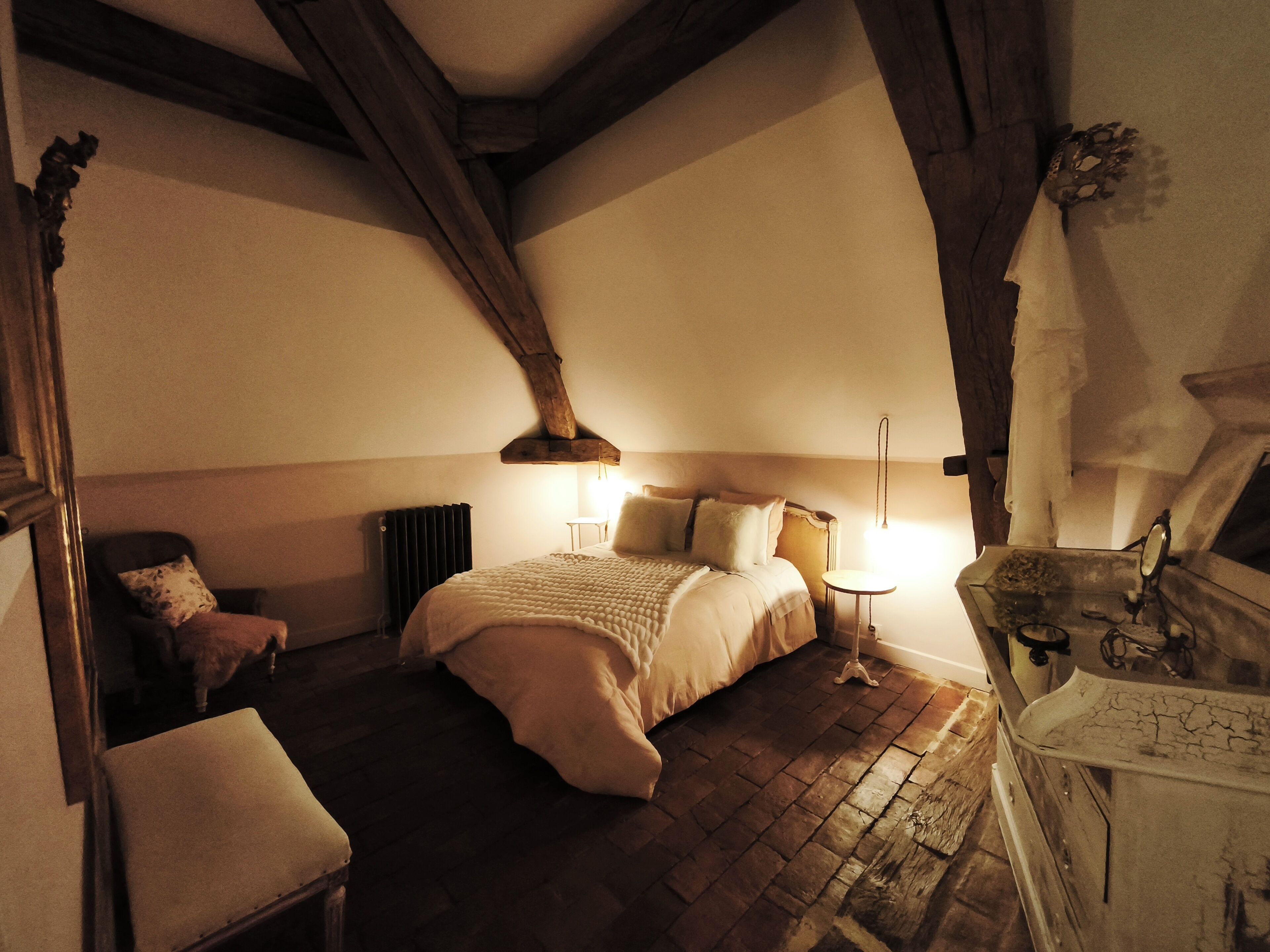 Cortinas blackout y tabla de planchar con plancha 