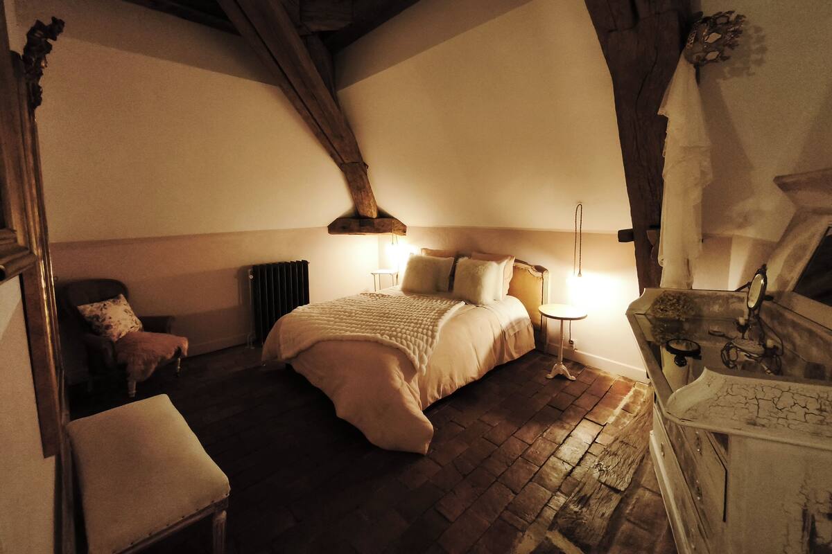 Cortinas blackout y tabla de planchar con plancha