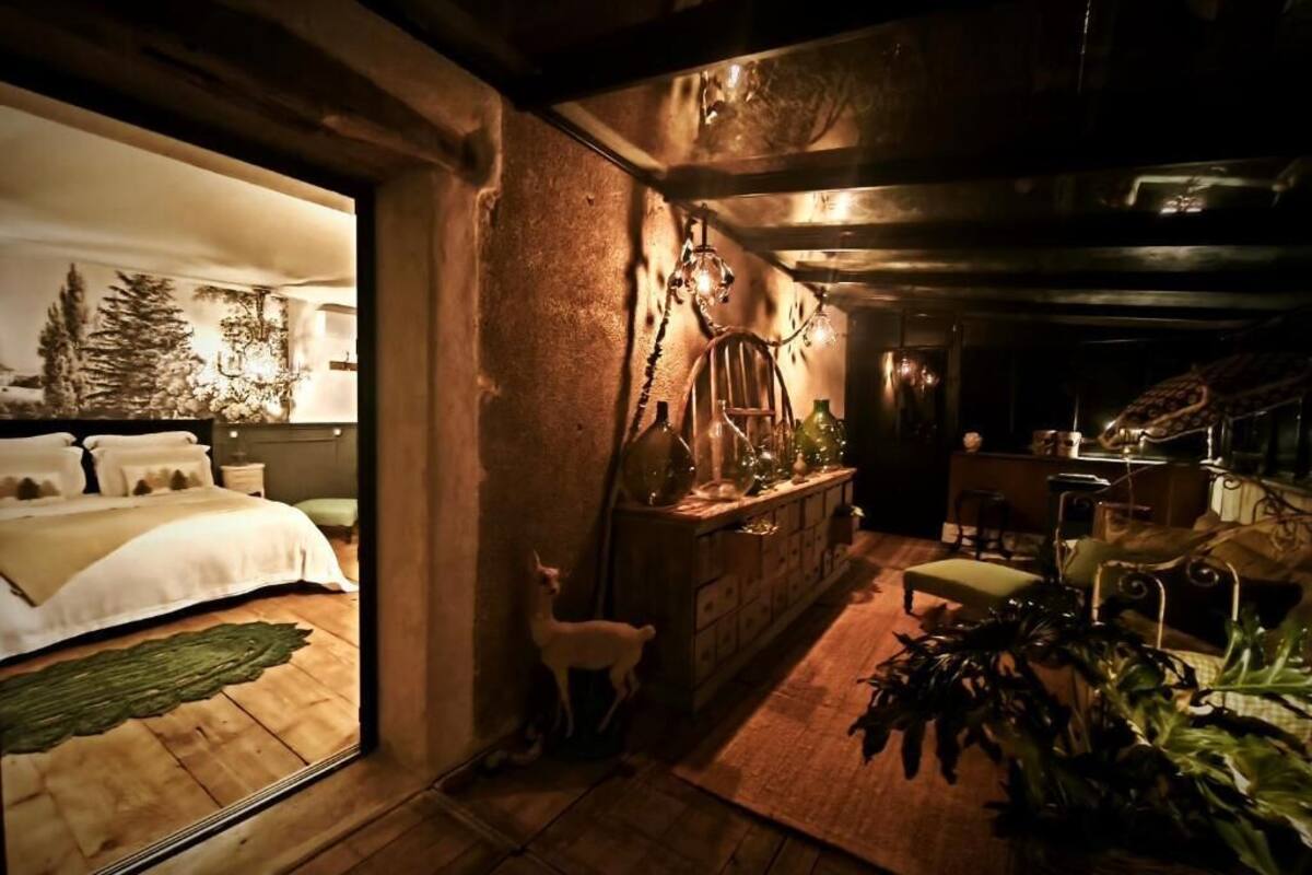 Cortinas blackout y tabla de planchar con plancha