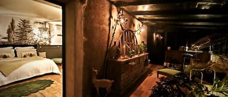 Verduisterende gordijnen, een strijkplank/strijkijzer