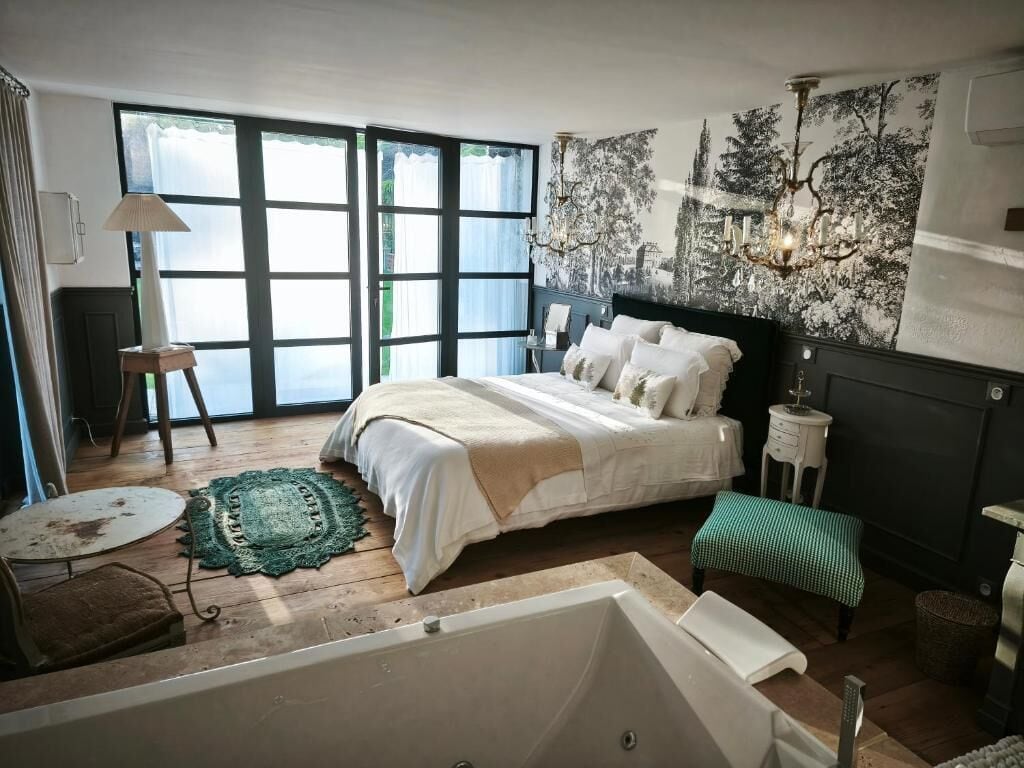 Deluxe tent, uitzicht op tuin | Verduisterende gordijnen, een strijkplank/strijkijzer