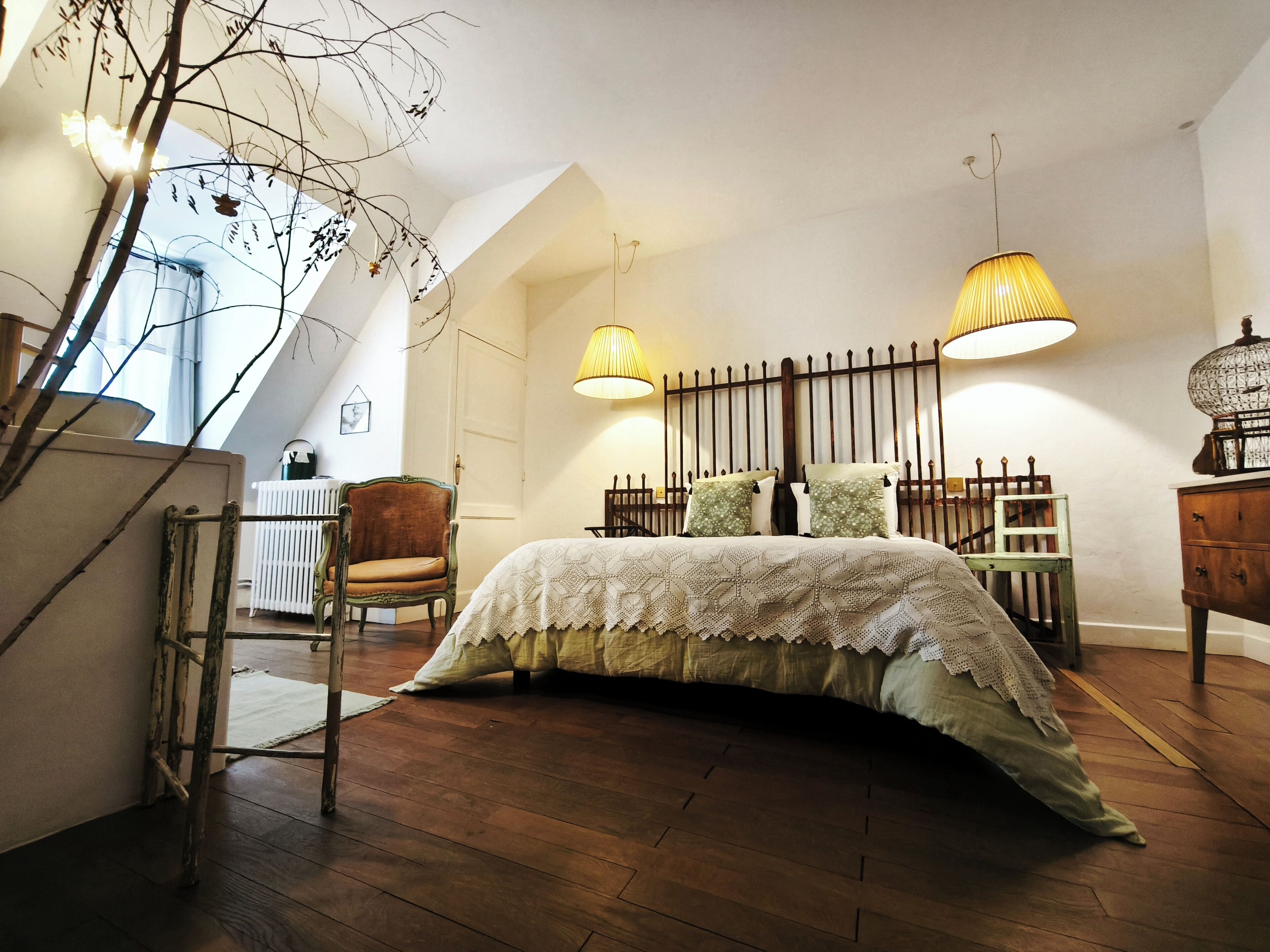 Cortinas blackout y tabla de planchar con plancha 