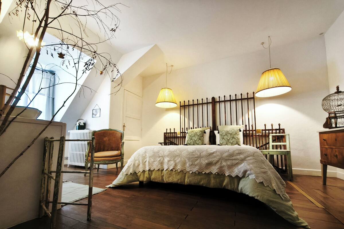 Cortinas blackout y tabla de planchar con plancha