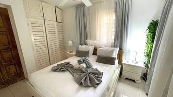 Villa, 2 habitaciones, vista al jardín | Edredón, caja de seguridad en la habitación y decoración personalizada