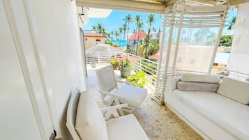 Kattohuoneisto, näköala uima-altaalle, rannalla | Terassi/patio