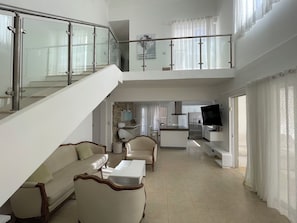 Cobertura, vista para a piscina, ao lado da praia | Área de estar | TV de tela plana 43 polegadas com canais a cabo