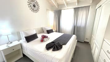 Exclusive-Apartment, Meerblick | Daunenbettdecken, Zimmersafe, individuell dekoriert