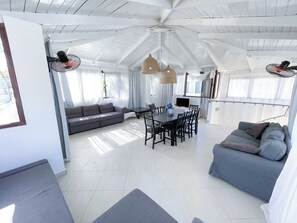 Villa, havutsikt, ved stranden | Oppholdsområde | En 43-tommers Flatskjerm-TV med kabel-kanaler