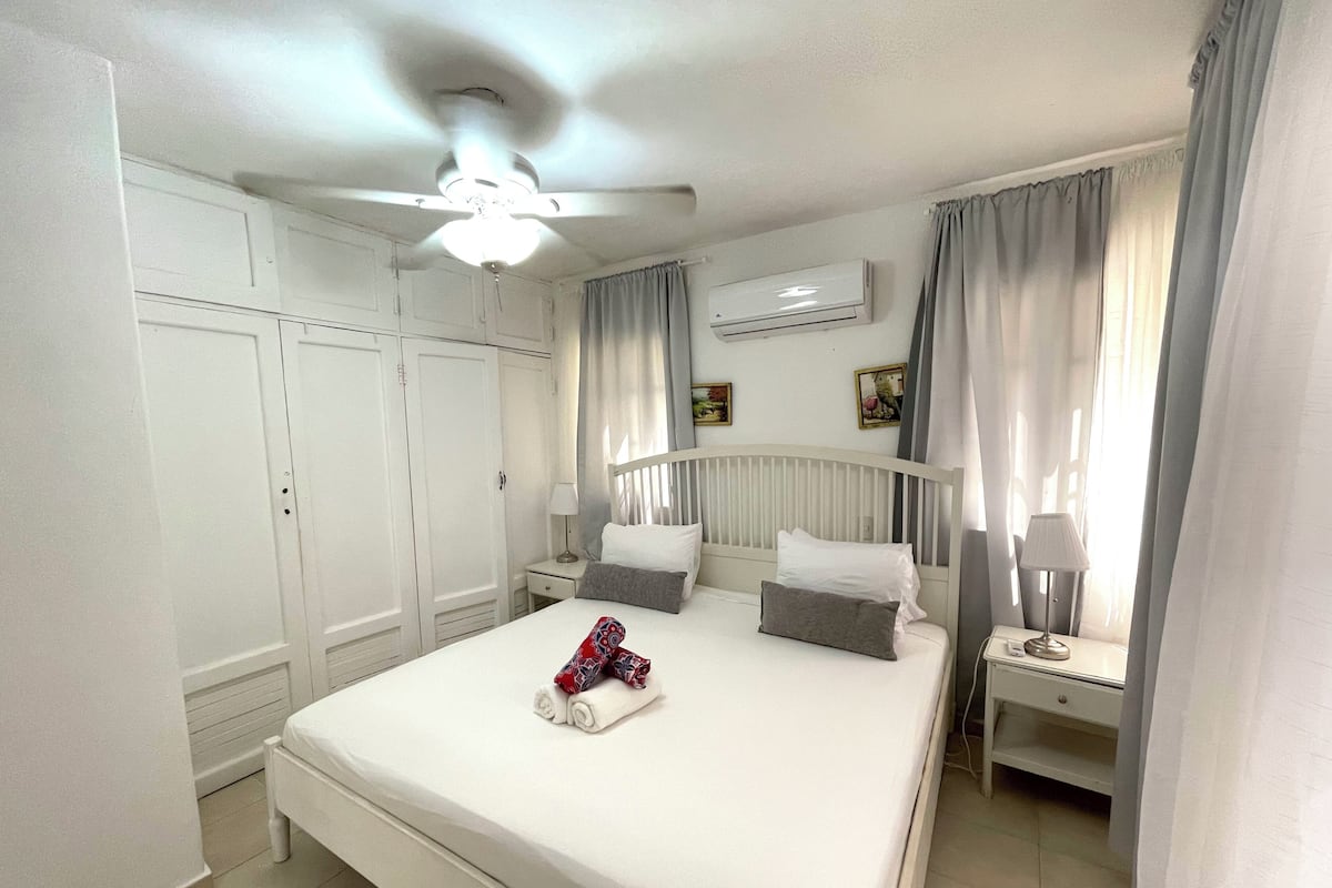 Villa, lato spiaggia | Copriletto in piuma, una cassaforte in camera, con stile personalizzato