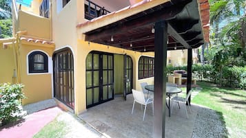 Exclusive villa, kilátással a kertre | Terasz/udvar