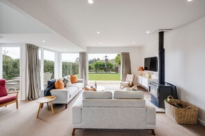 Living area - 7th Heaven - spa & pool - close to Napier CBD (Napier)