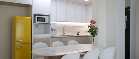 Een koelkast, een microgolfoven, een waterkoker, een broodrooster