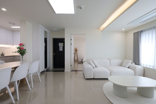 [AWESTAY201] Seoul near DMC/New, Full Option/Sleeps8/3BR,5Beds,1BA/Free Parking