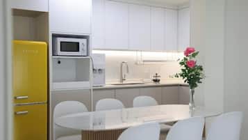 Frigorífic, microones, bullidora elèctrica i torradora