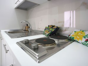 Refrigerador, cafetera y tetera, tetera eléctrica y tostadora 