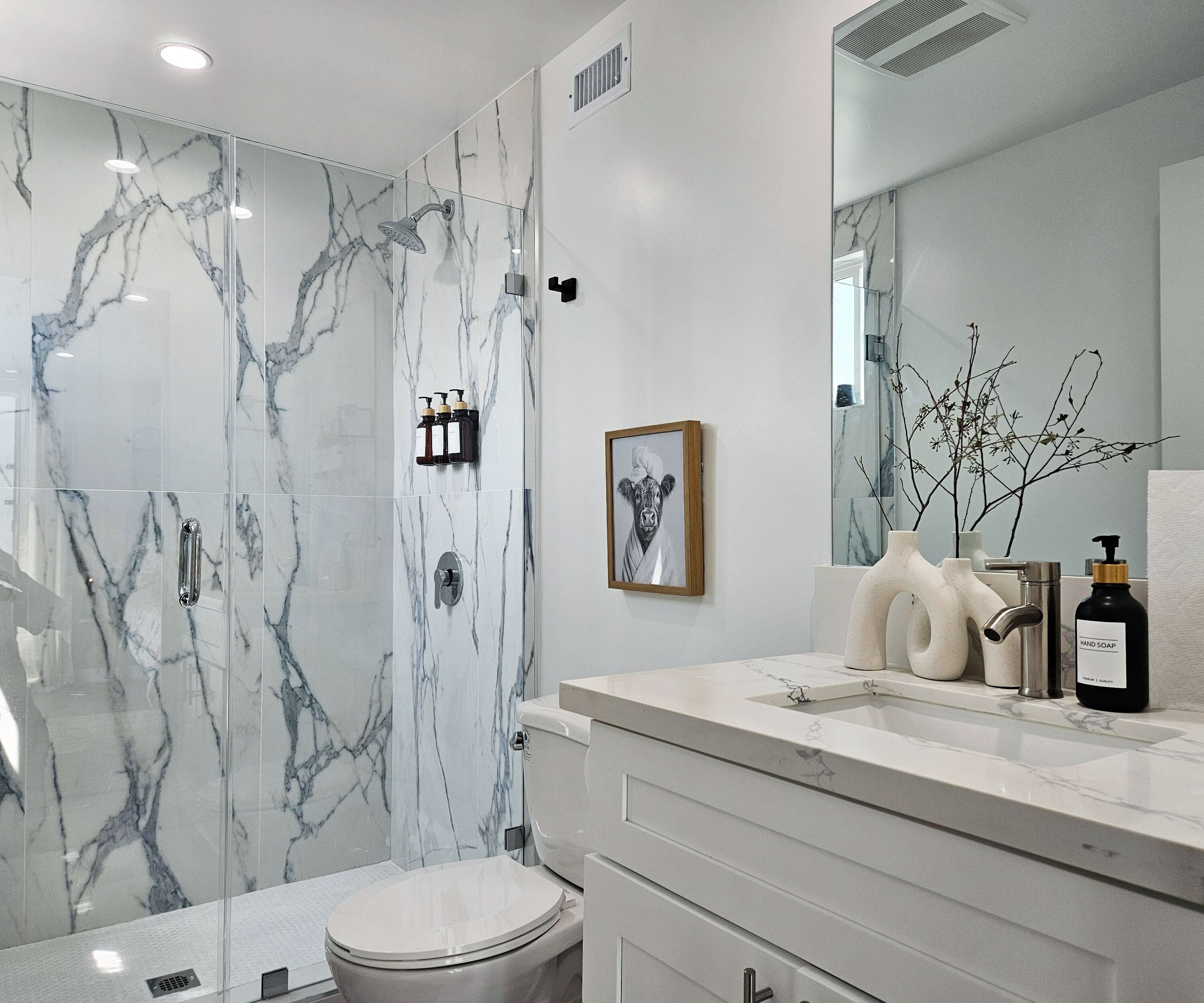 デラックス ダブルルーム クイーンベッド 1 台 禁煙 | バスルーム | シャワー、ヘアドライヤー、タオル、石鹸