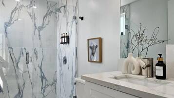 Chambre Double Deluxe, 1 grand lit, non-fumeurs | Salle de bain | Douche, sèche-cheveux, serviettes fournies, savon