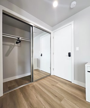 Habitació doble Deluxe, 1 llit de matrimoni, no fumadors | Decoració individual, mobiliari individual, escriptori i wifi gratuïta