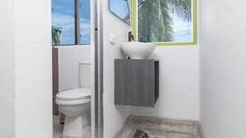 Douche, serviettes fournies, savon, papier toilette