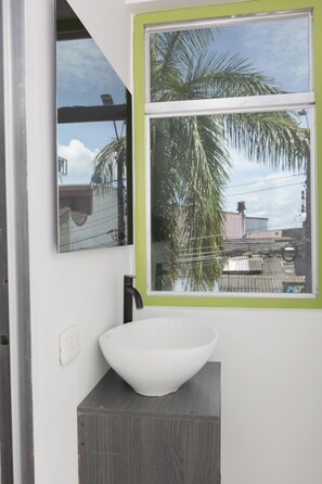 Regadera, toallas, jabón, papel de baño 