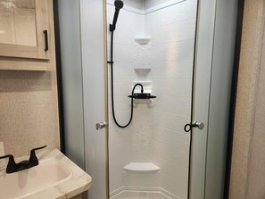 シャワー、タオル、石鹸、トイレットペーパー