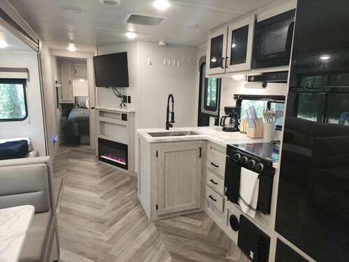Charming 2BR RV w/ AC, Near Lakes & Parks — Perfect for Families