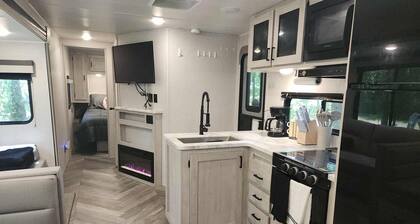Charming 2BR RV w/ AC, Near Lakes & Parks — Perfect for Families