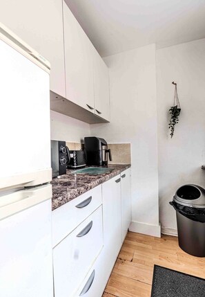 Micro-ondes, four, plaque de cuisson