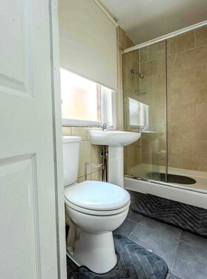 シャワー、タオル、トイレットペーパー