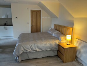 Desk, iron/ironing board, WiFi, bed sheets - Studio flat near university (Beeston)