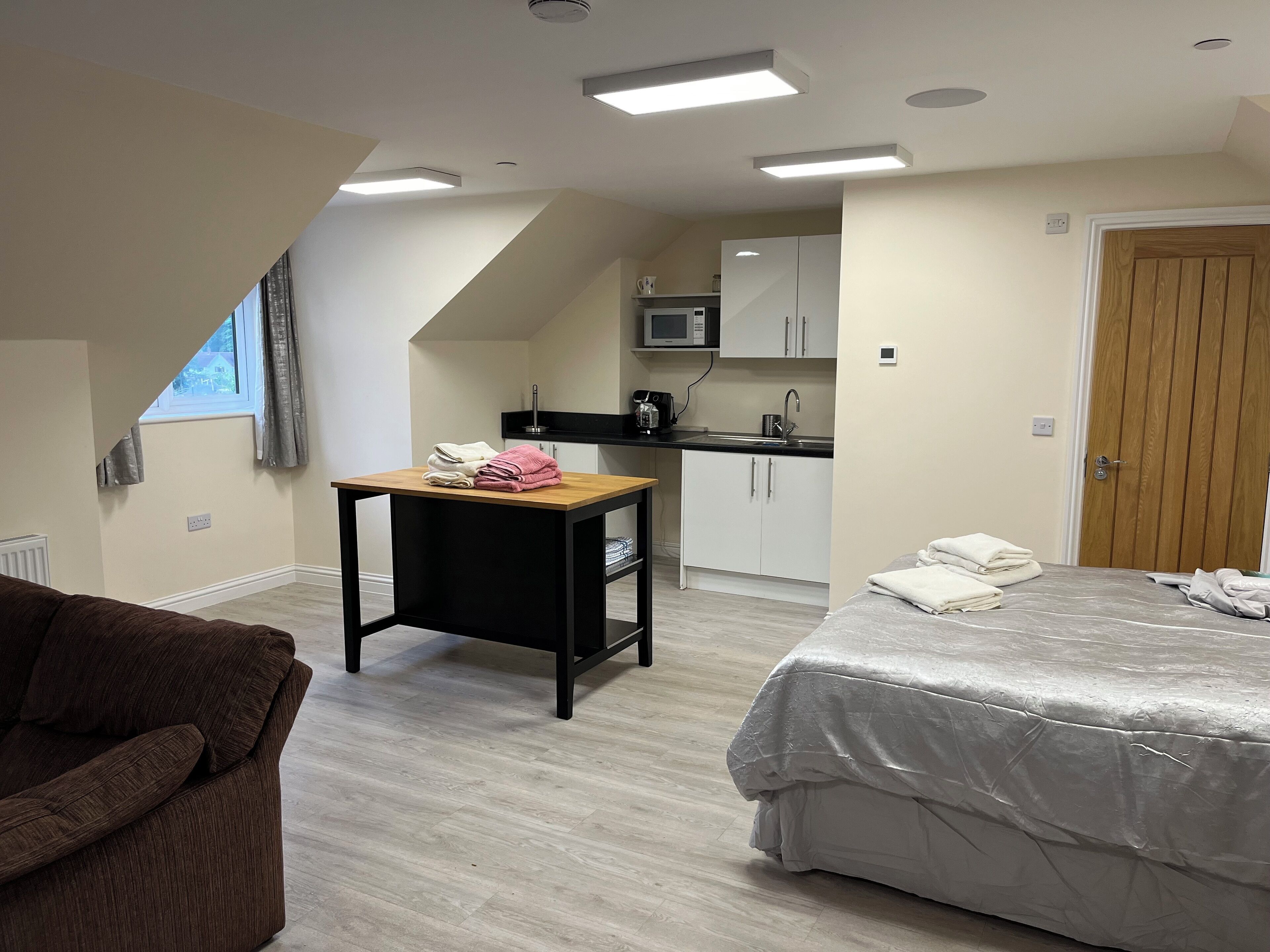 Desk, iron/ironing board, WiFi, bed sheets