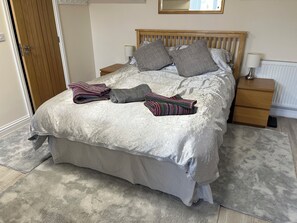 Desk, iron/ironing board, WiFi, bed sheets