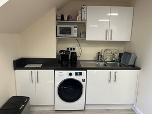 Fridge, microwave, oven, coffee/tea maker - Studio flat near university (Beeston)