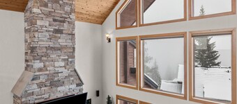 Northwest Passage Retreat Ski-In/Ski-Out + Hot Tub