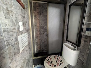 Douche, sèche-cheveux, serviettes fournies, savon