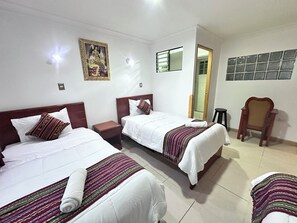 Escritorio, espacio para trabajar con laptop y wifi gratis 