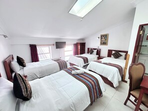 Escritorio, espacio para trabajar con laptop y wifi gratis 