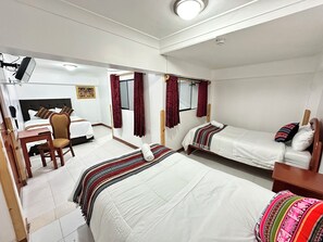 Escritorio, espacio para trabajar con laptop y wifi gratis 