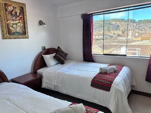 Chambre de base avec lits jumeaux, salle de bains commune | Bureau, espace de travail pour ordinateurs portables