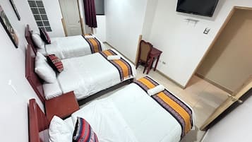 Economy-værelse til 3 personer | Skrivebord, arbejdsområde til bærbare computere, gratis Wi-Fi