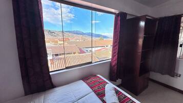 Escritorio, espacio para trabajar con laptop y wifi gratis