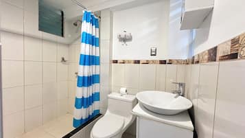 Classic-enkeltværelse | Badeværelse | Bruser, hårtørrer, Sæbe, Shampoo