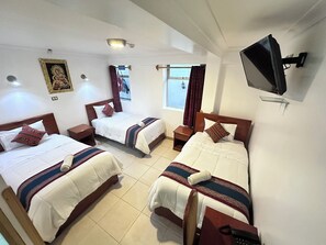 Escritorio, espacio para trabajar con laptop y wifi gratis 