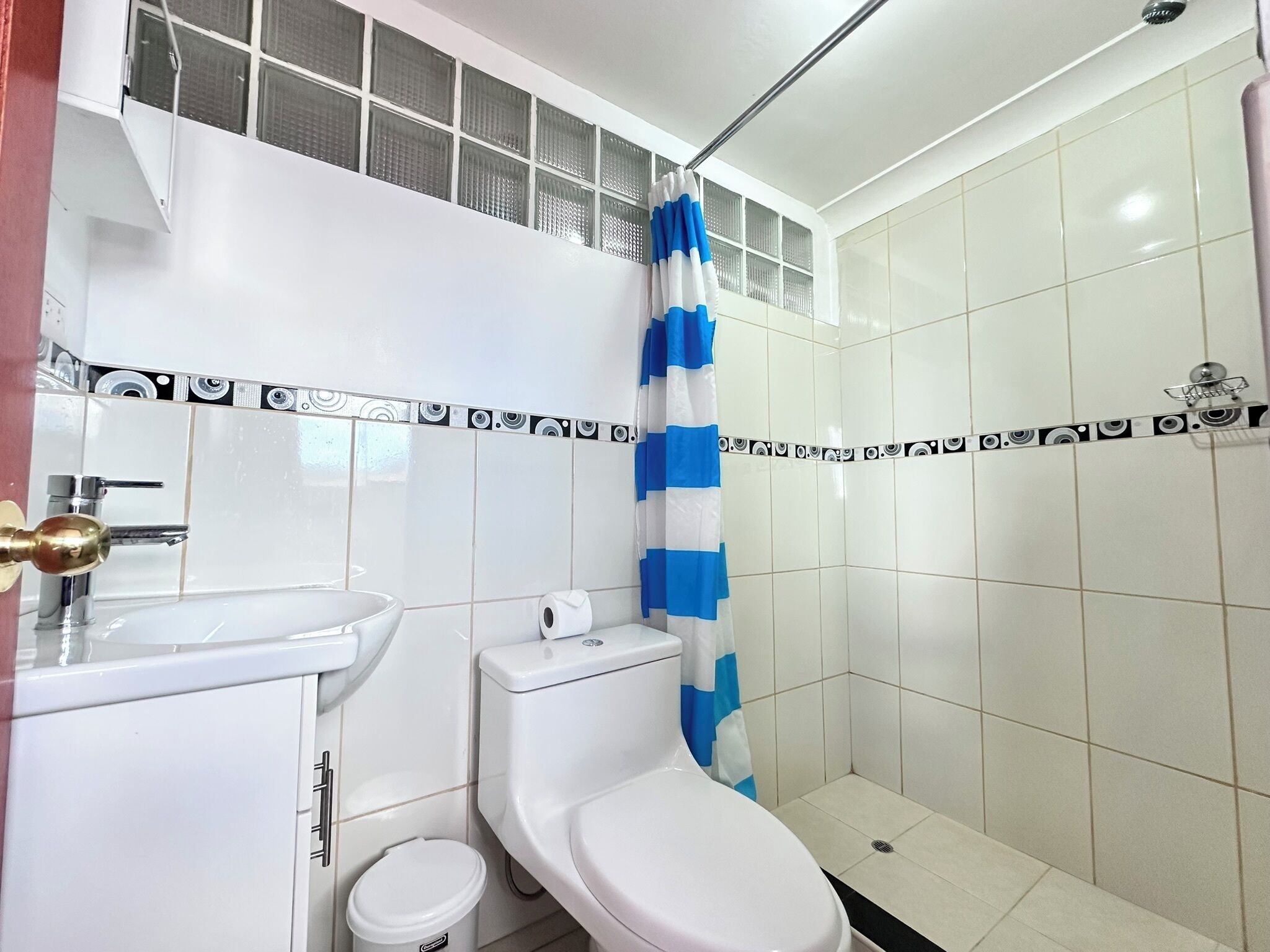 舒适双人房或双床房 | 浴室 | 淋浴设施、吹风机、肥皂、洗发水