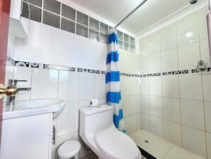 Comfort Double or Twin Room | Bathroom | Shower, hair dryer, soap, shampoo - Libertrek Centro Inn (Cusco)