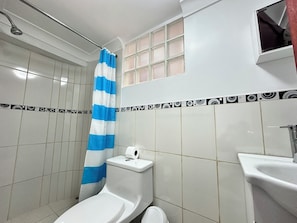 Junior Single Room | Bathroom | Shower, towels, soap, shampoo
