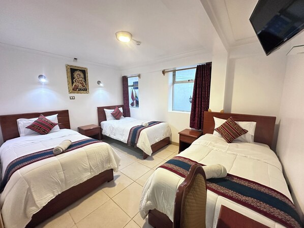 Superior Triple Room | Desk, laptop workspace, free WiFi - Libertrek Centro Inn (Cusco)